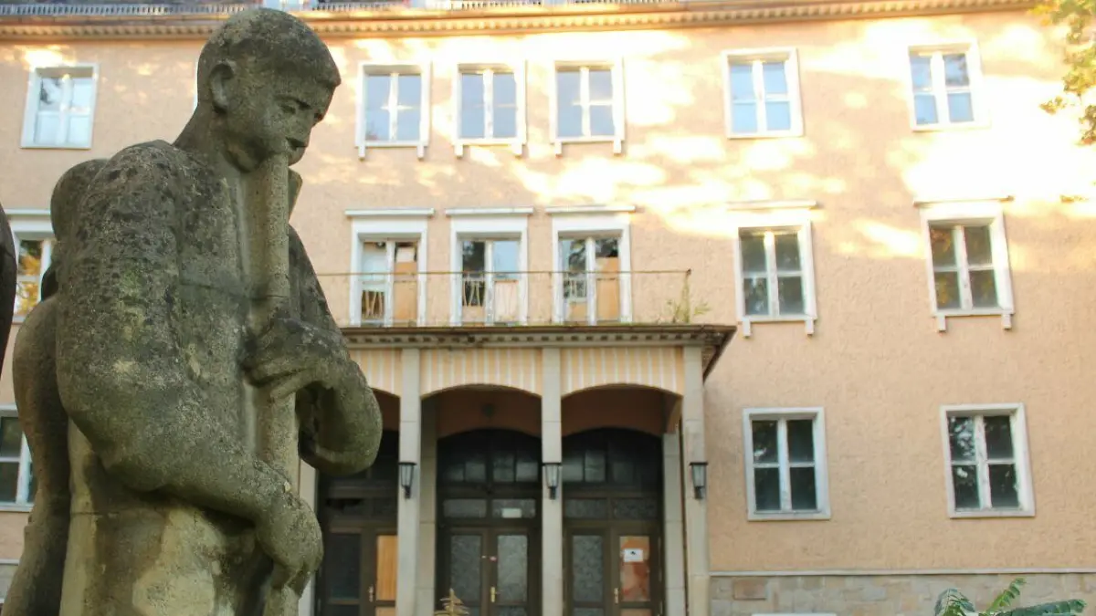 Die ehemalige Ingenieurschule in Weißwasser soll für 10,8 Millionen Euro saniert werden. Nun sind weitere Planungen vergeben worden.
Die ehemalige Ingenieurschule in Weißwasser soll für 17 Millionen Euro saniert werden.
