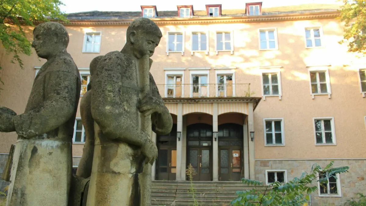 Die ehemalige Ingenieurschule in Weißwasser soll für 10,8 Millionen Euro saniert werden. Nun sind weitere Planungen vergeben worden.
Die ehemalige Ingenieurschule in Weißwasser soll für 17 Millionen Euro saniert werden.
