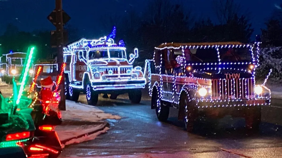 Die Weihnachtsfeuerwehr setzt sich ab Weißwasser in Bewegung.
Die Weihnachts-Feuerwehr setzt sich ab Weißwasser in Bewegung.