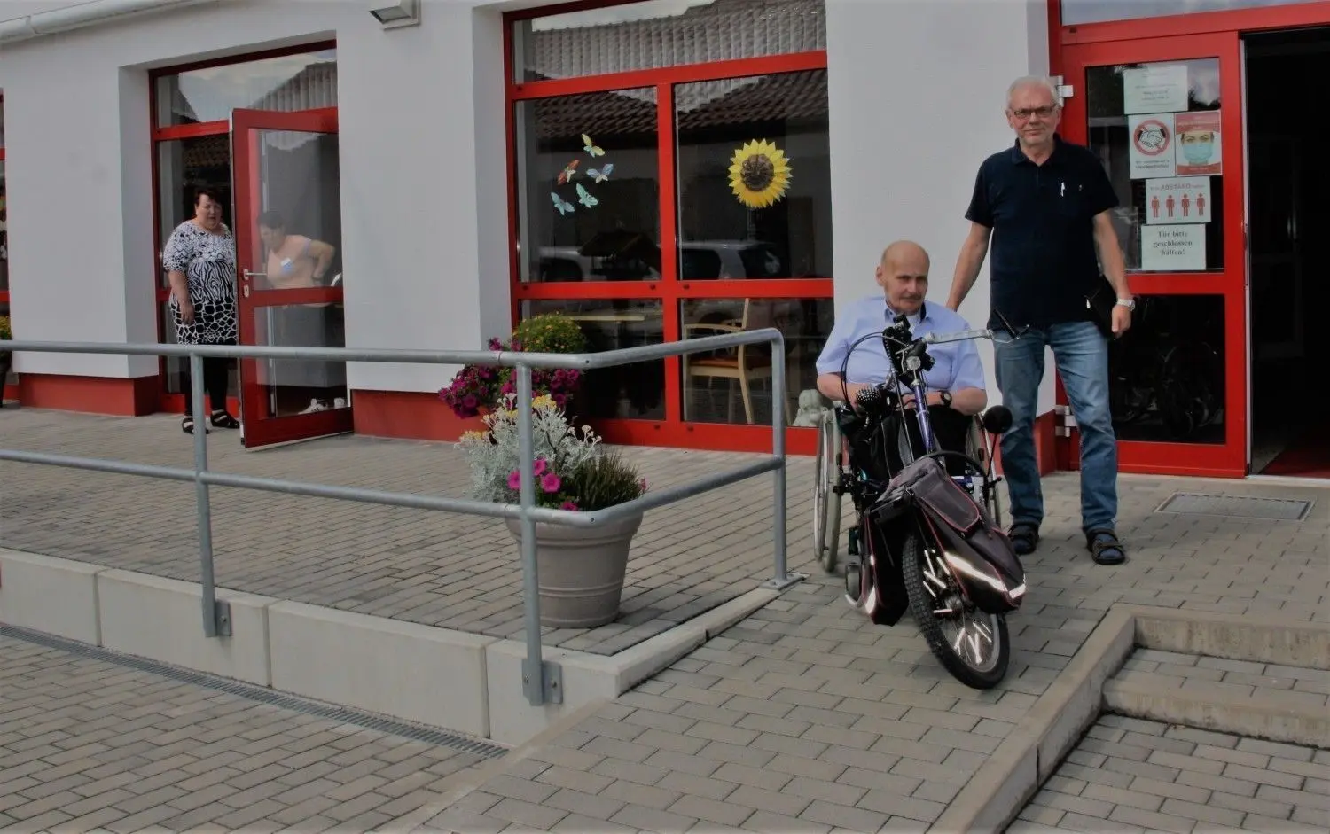 Bedingungen wie beim DRK findet Rolli-Fahrer Mario Büttner, hier mit Martin Brasse, in der historischen Altstadt selten.