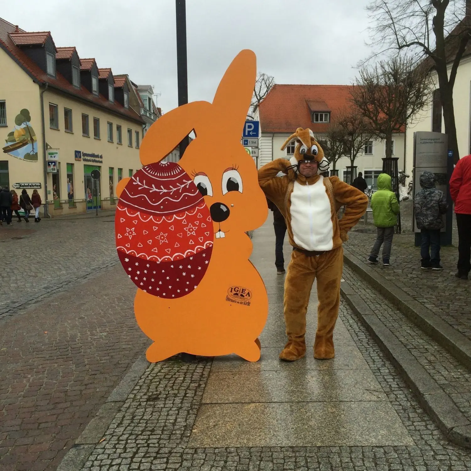 Sehr präsent sind wieder die Osterhasen, die in den nächsten Tagen das Stadtbild von Lübbenau prägen werden.