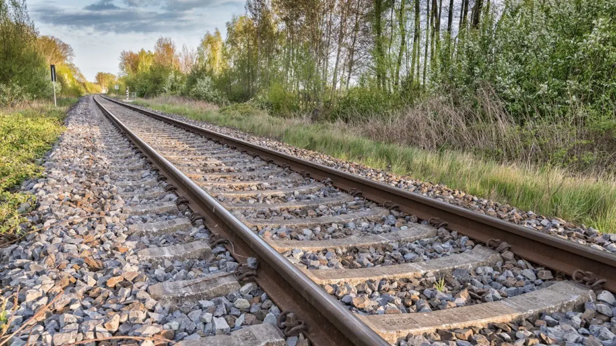 Der Schotter zwischen den Gleisen leitet die durch eine Zugüberfahrt entstehenden Kräfte in den Boden ab. Schottersteine auf der Schiene hingegen gefährden den sicheren Bahnverkehr.
Symbolfoto Bahngleis, Gleis, Bahn, Zugunglück