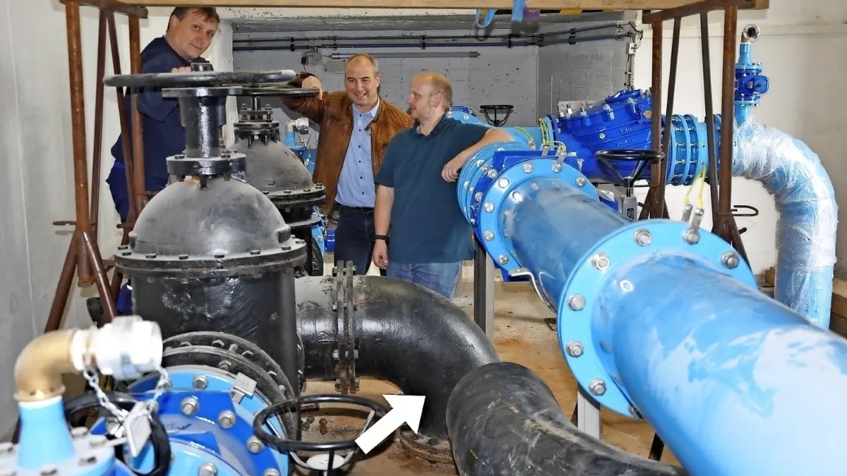 Die schwarze Stahlleitung (DN 400), die aus der Erde kommt (Pfeil), wird ersetzt, erst provisorisch durch eine DN-300-Leitung aus PE, in zweiter Phase durch eine DN-400 aus PE. Von links: Heiko Pirschel (Meister Trinkwasser), WAV-Verbandsvorsteher Maik Hauptvogel und Silvio Graf, Technischer Leiter.
Wasserwerk Oschätzchen des WAV Elsterwerda - eine Operation am offenen Herzen, die alte schwarze Stahlleitung (DN 400), die aus der Erde kommt, wird ersetzt, zunächst durch DN-300-Leitung aus PE, in zweiter Phase durch DN 400 aus PE, von links: Heiko Pirschel (Meister Trinkwasser), WAV-Verbandsvorsteher Maik Hauptvogel und Silvio Graf, Technischer Leiter..das Wasserwerk ging 1992 in Betrieb, Baubeginn war 1988, also ein Wendebauwerk