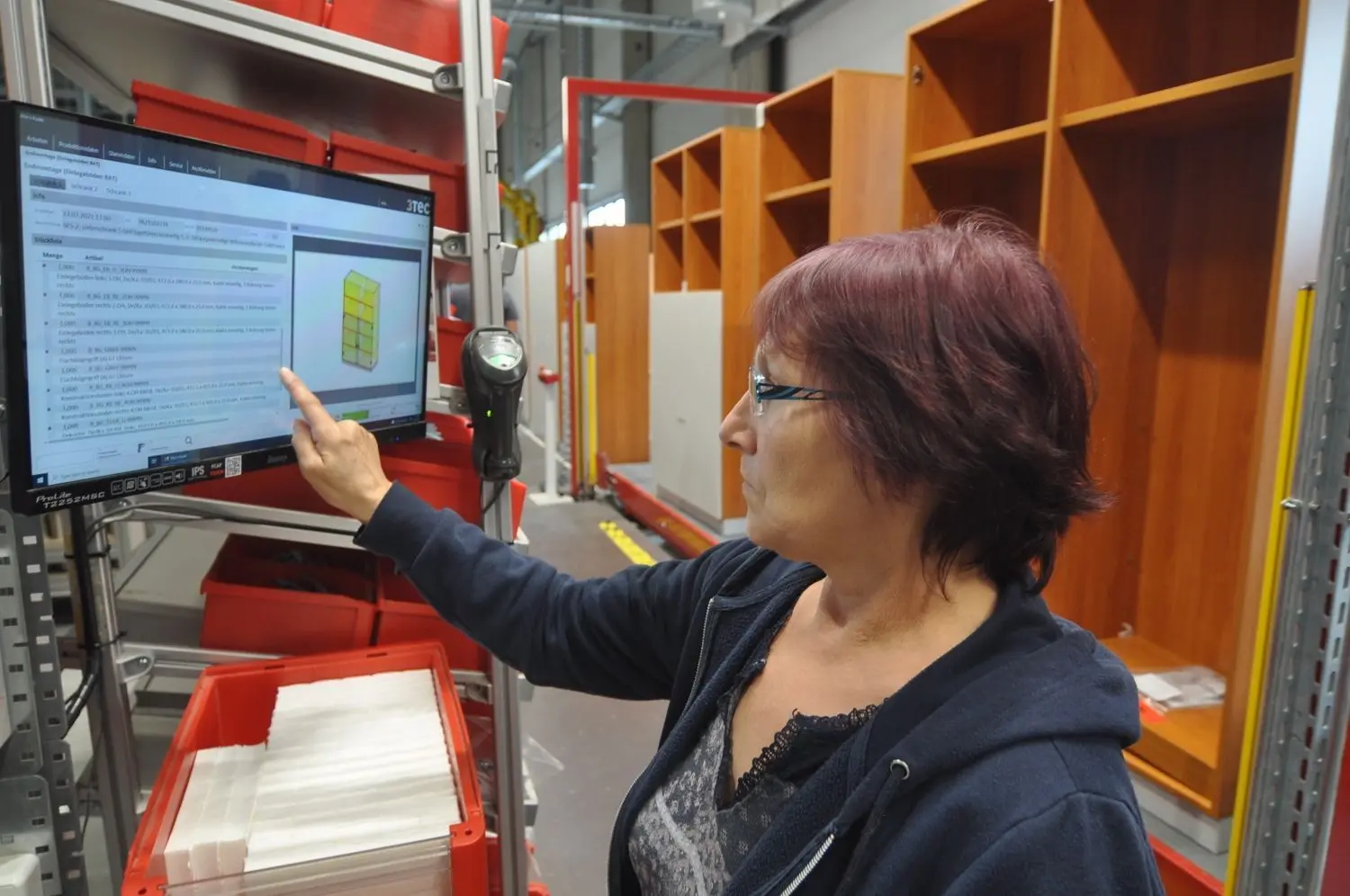 In der Endmontage von Büroschränken in der Reiss Büromöbel GmbH in Bad Liebenwerda. Petra Gumpert kann jeden Schritt am Rechner abrufen.