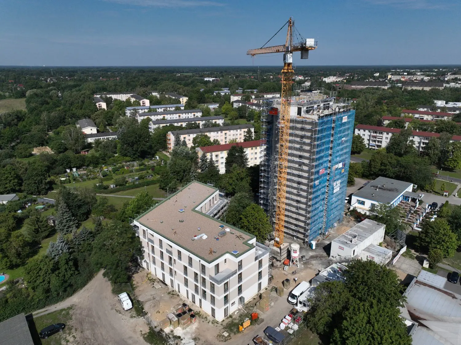 In dem Hochhaus an der Leipziger Straße in Cottbus entstehen 58 altersgerechte Wohnungen.
