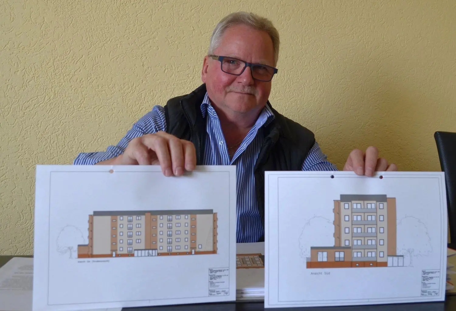 Die Wohnungsbaugesellschaft Lauta saniert das höchste Haus Lautas, den Fünfgeschosser in der Mittelstraße. Geschäftsführer Klaus Weickert zeigt die Pläne. Im Erdgeschoss entsteht eine Tagespflege mit Begegnungsstätte.