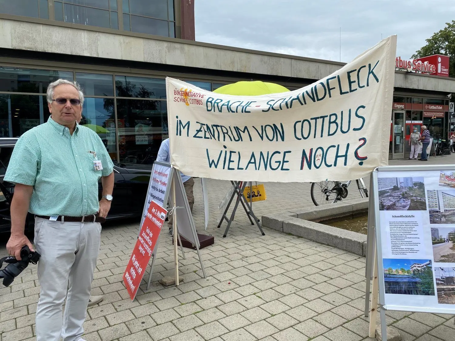 Die Bürgerinitiative Schönes Cottbus empfängt die Stadtverordneten bei ihrer jüngsten Sitzung vor der Stadthalle. Harald Müller ist der Sprecher der Initiative, die den Lokalpolitikern und der Verwaltung mit Aktionen immer wieder auf die Füße treten.