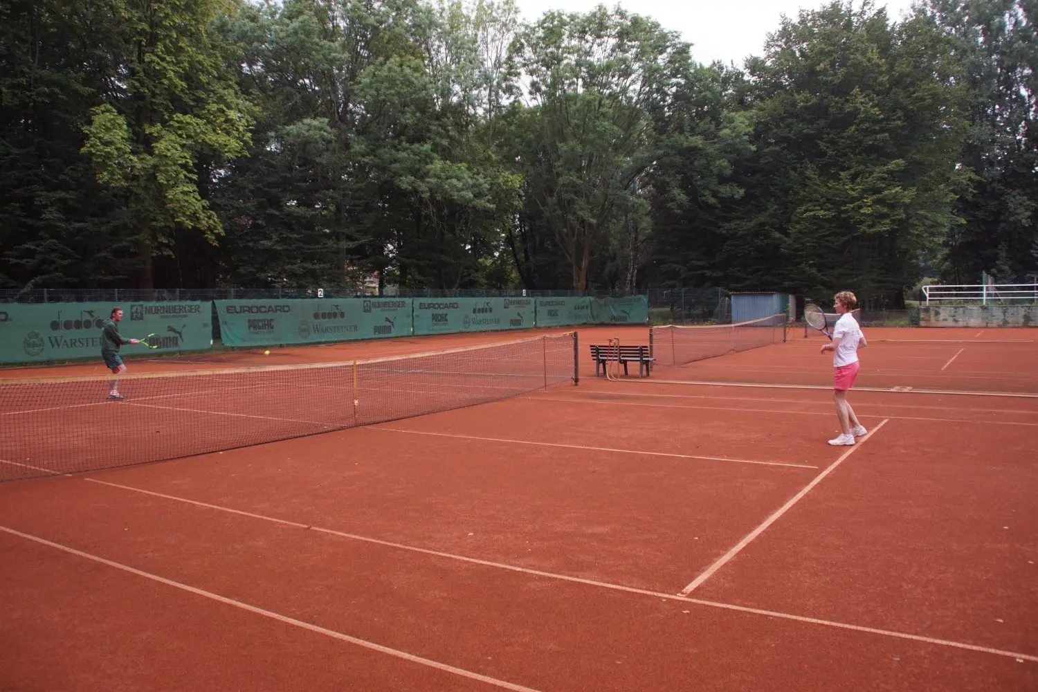 Noch vor wenigen Jahren waren die Tennisplätze des TC Sängerstadt Finsterwalde in desolatem Zustand. Die sanierten Plätze werden nun zahlreich genutzt.