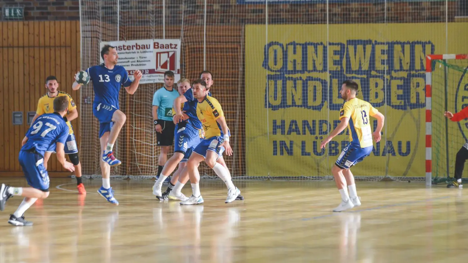 Vorn fehlte es den Männern vom HC Spreewald (in Blau) gegen die TSG etwas an Durchschlagskraft. Am Sonntag sollen beim HC-Heimspiel gegen die SG OSF Berlin aber die ersten Punkte zum Klassenerhalt eingefahren werden.