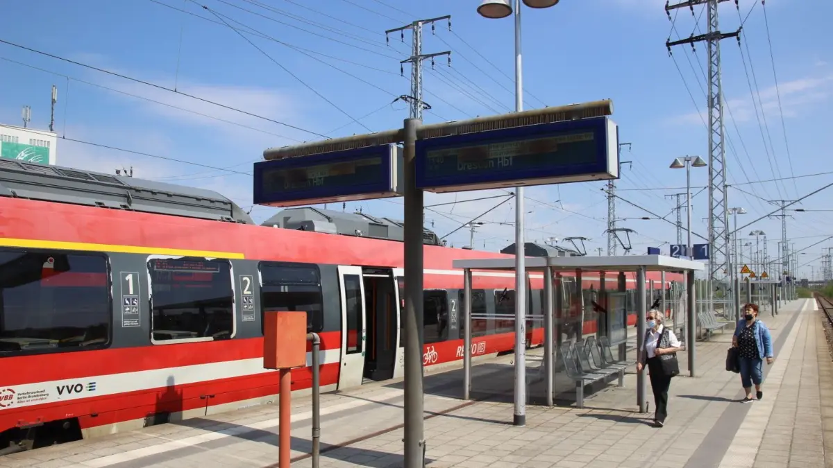 Am Senftenberger Bahnhof werden am Wochenende mehrere Sonderzüge erwartet. An normalen Tagen verkehren dort 15 bis 20 Bahnen des Nah- und Regionalverkehrs.
Am Senftenberger Bahnhof werden am Woichenende mehrere Sonderzüge erwartet. An normalen Tagen verkehren dort 15 bis 20 Bahnen des Nah- und Regionalverkehrs.
