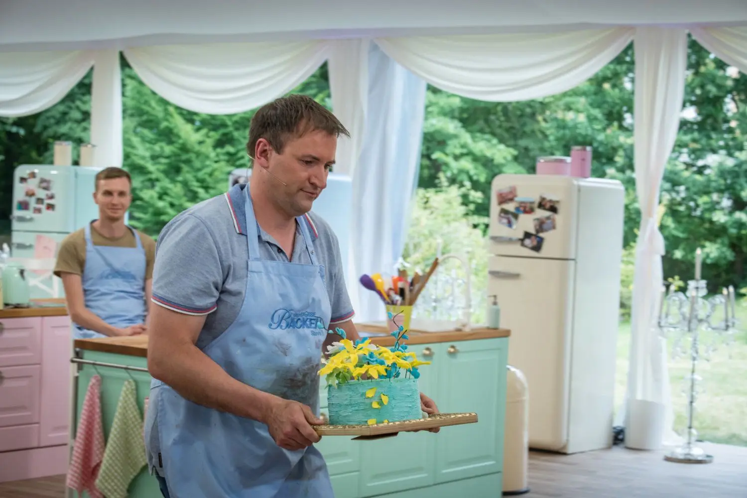 Was wird die Jury zur „süßen Verführung“ von Steve Hauptvogel zu sagen haben. Die KandidatInnen mussten ein Gemälde von Vincent van Gogh nachgestalten. Der Hohenleipischer hat sich für dieses Blumen-Kunstwerk entschieden.