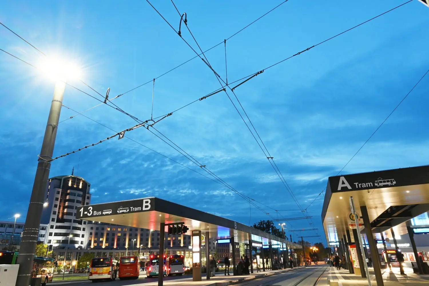 Der neue Verkehrsknoten am Cottbuser Bahnhof ist seit Oktober in Betrieb und ein Magnet. Besucher zücken Handy oder Fotoapparat und lichten den neuen Bahnhofsvorplatz ab und erkunden ihn. Der versprüht Großstadtflair. Immer wieder biegt eine Straßenbahn ein, Busse rollen an die Haltestellen und Menschen eilen über den Platz.