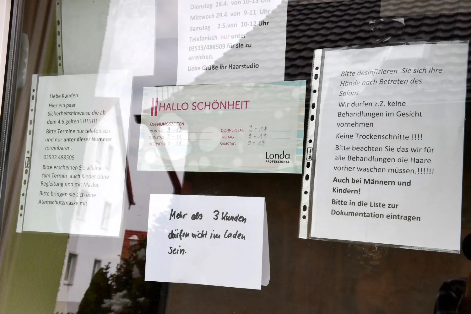 In allen Geschäften, hier bei Carola Throne in Hohenleipisch, hängen zahlreiche Kundeninformationen aus.