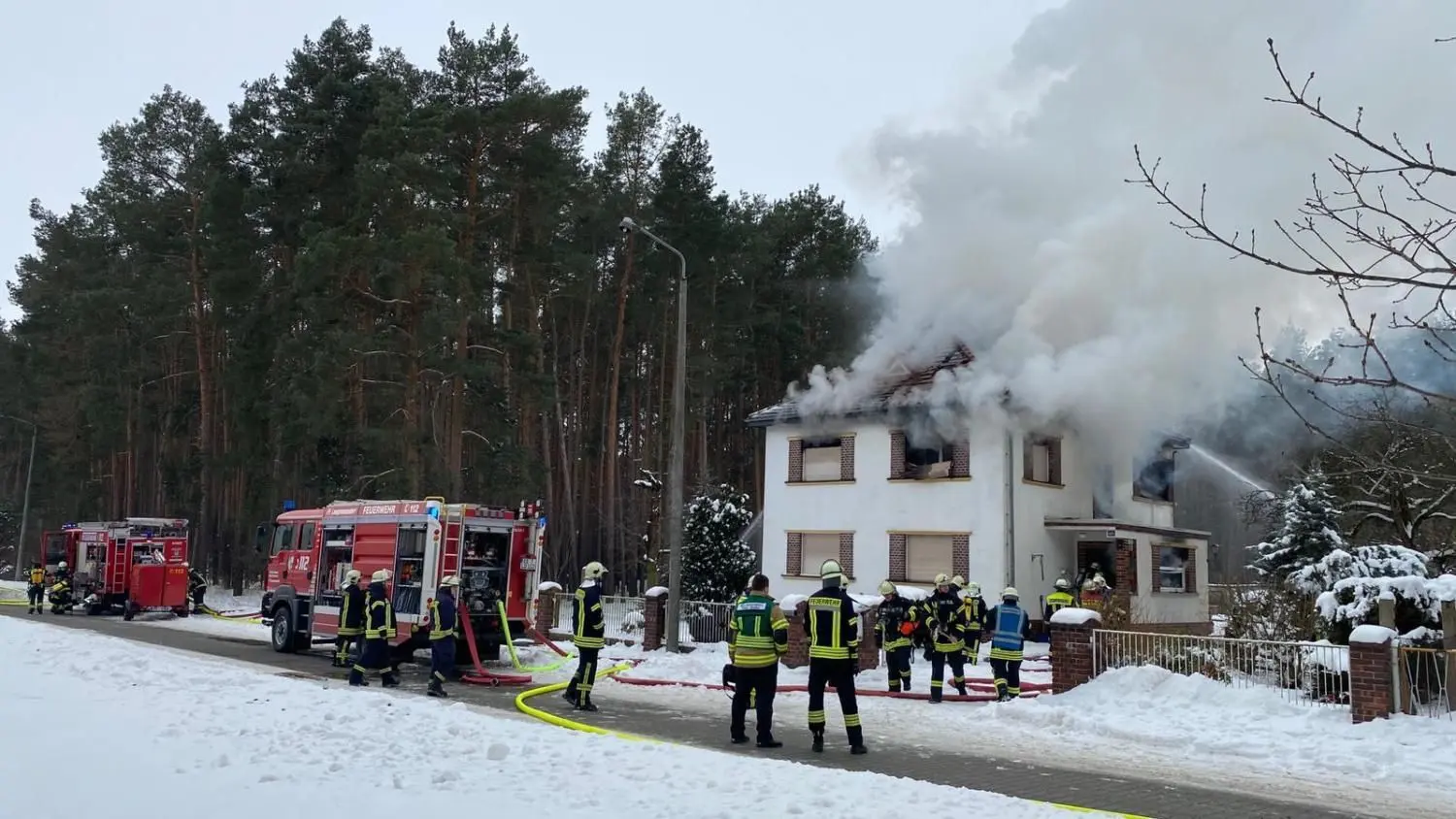 Die Feuerwehr muss den Brand in einem Einfamilienhaus im Landkreis Elbe-Elster bekämpfen.