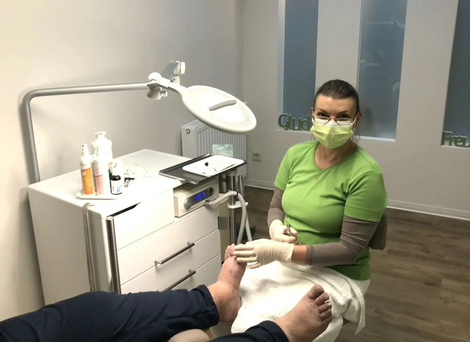 Mitarbeiterin Heidi Lehmann, selbst Podologin, bei der Arbeit in der Praxis in Falkenberg.