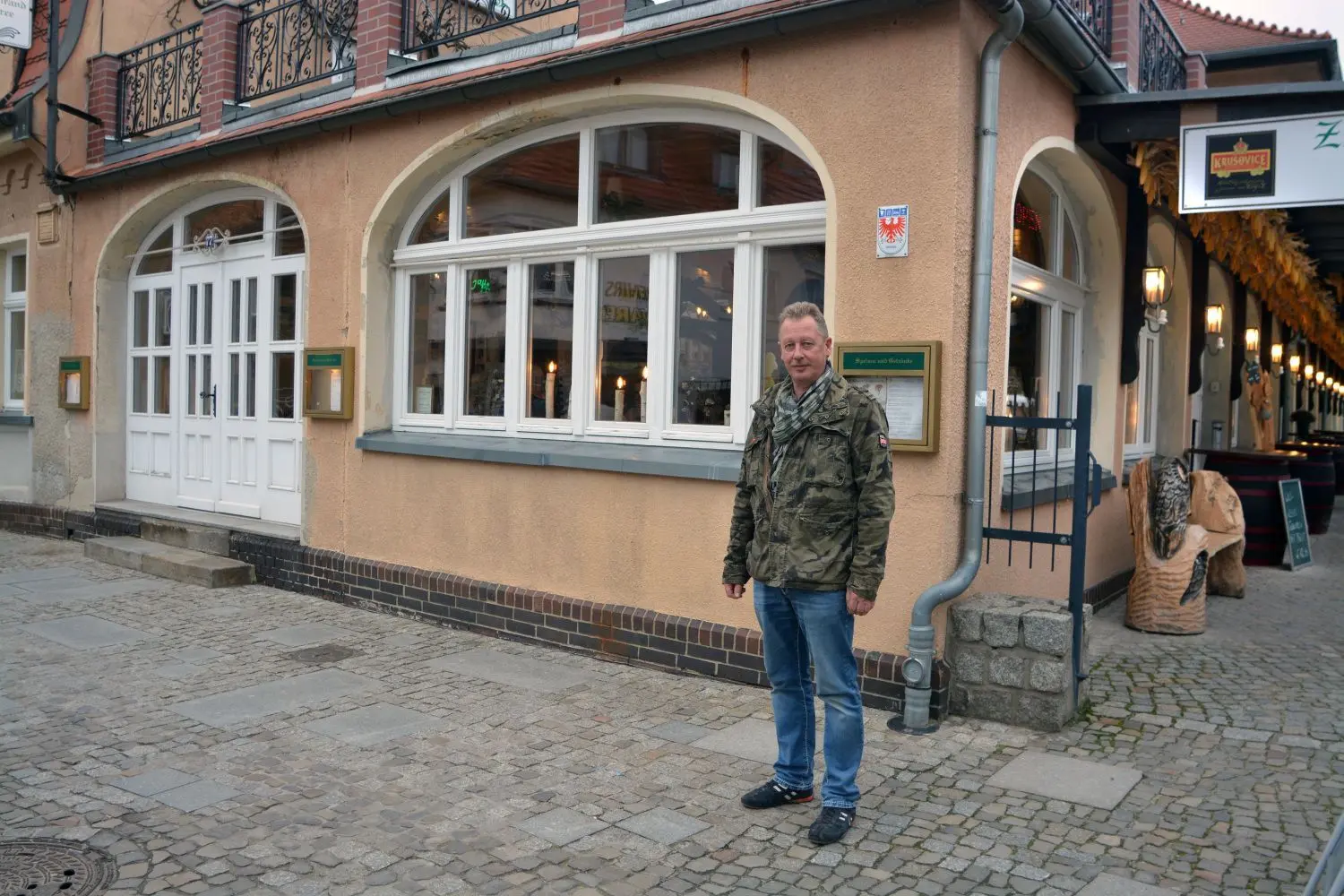Jörg Schwerdtner vor seinem Gasthaus „Am grünen Strand der Spree“.