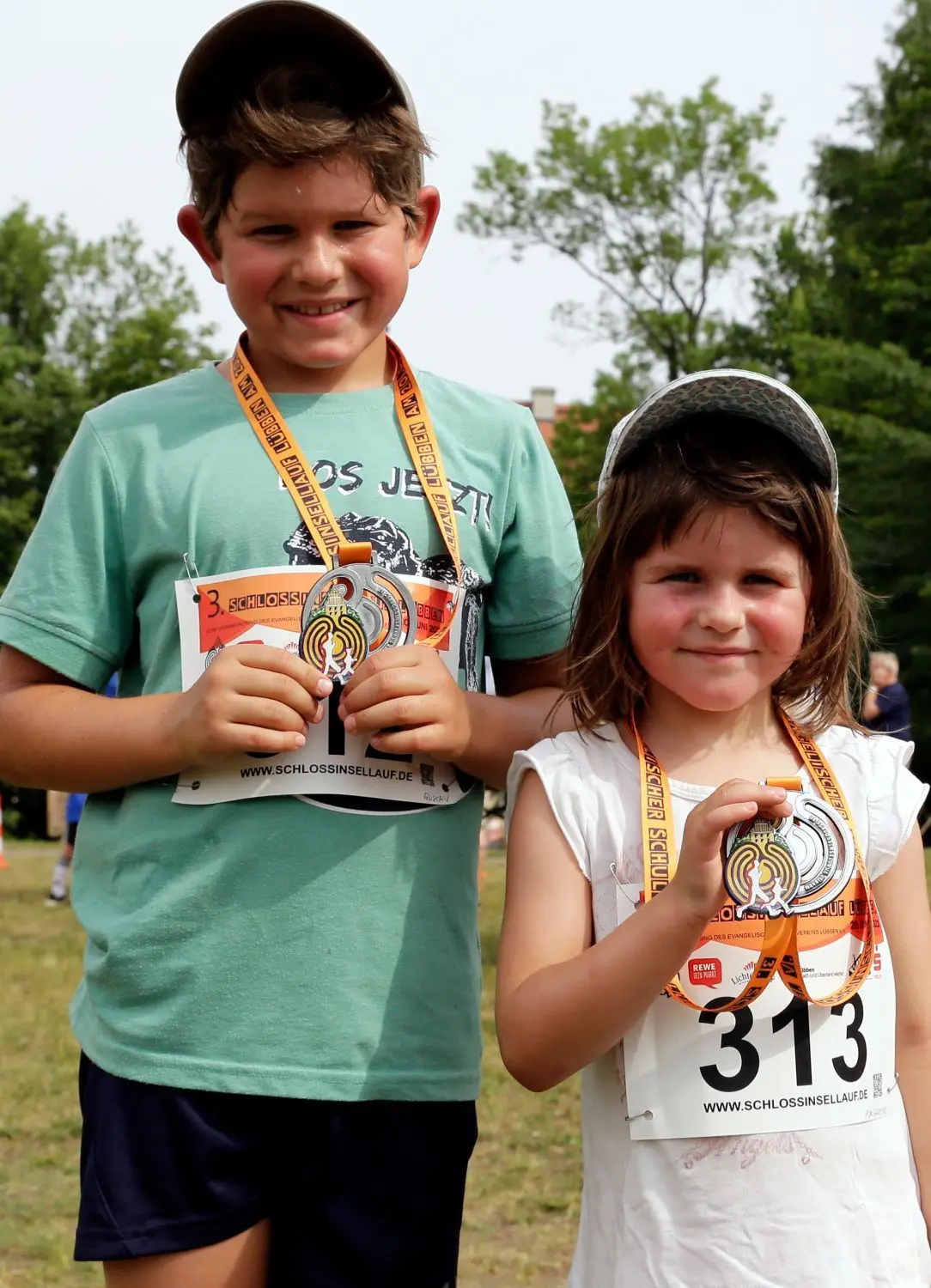 Eine schicke Medaille mit dem Schlossinsellauf-Logo erhielt jeder Teilnehmer. Auch Gustav und Margarethe Siegert aus Lübben freuten sich darüber.