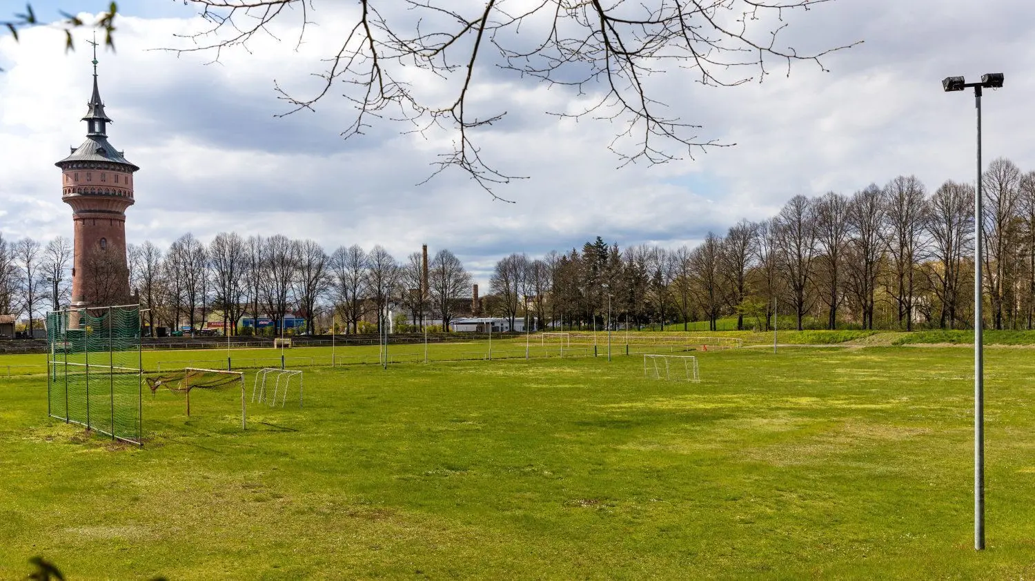 Der hier vordere Teil Stadions am Wasserturm wir zu einem Schulsportplatz für das Forster Gymnasium umgestaltet.