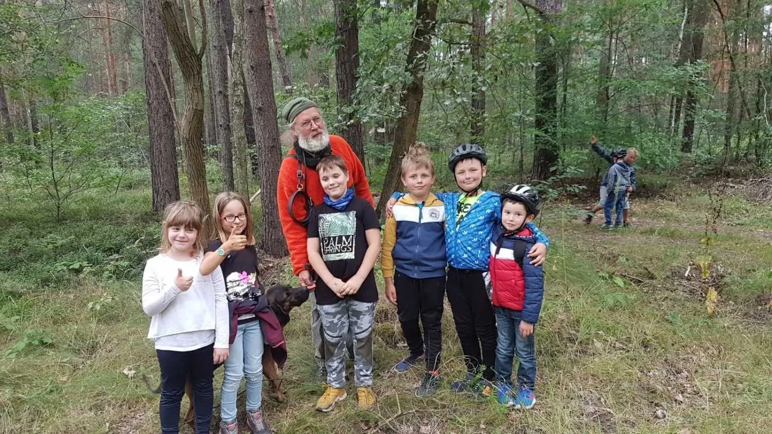 Als Forstfachmann wusste Hubertus Scammel den Mädchen und Jungen vom Hort Schleife beim Besuch auf der Hochkippe Mulkwitz viel zu erzählen.