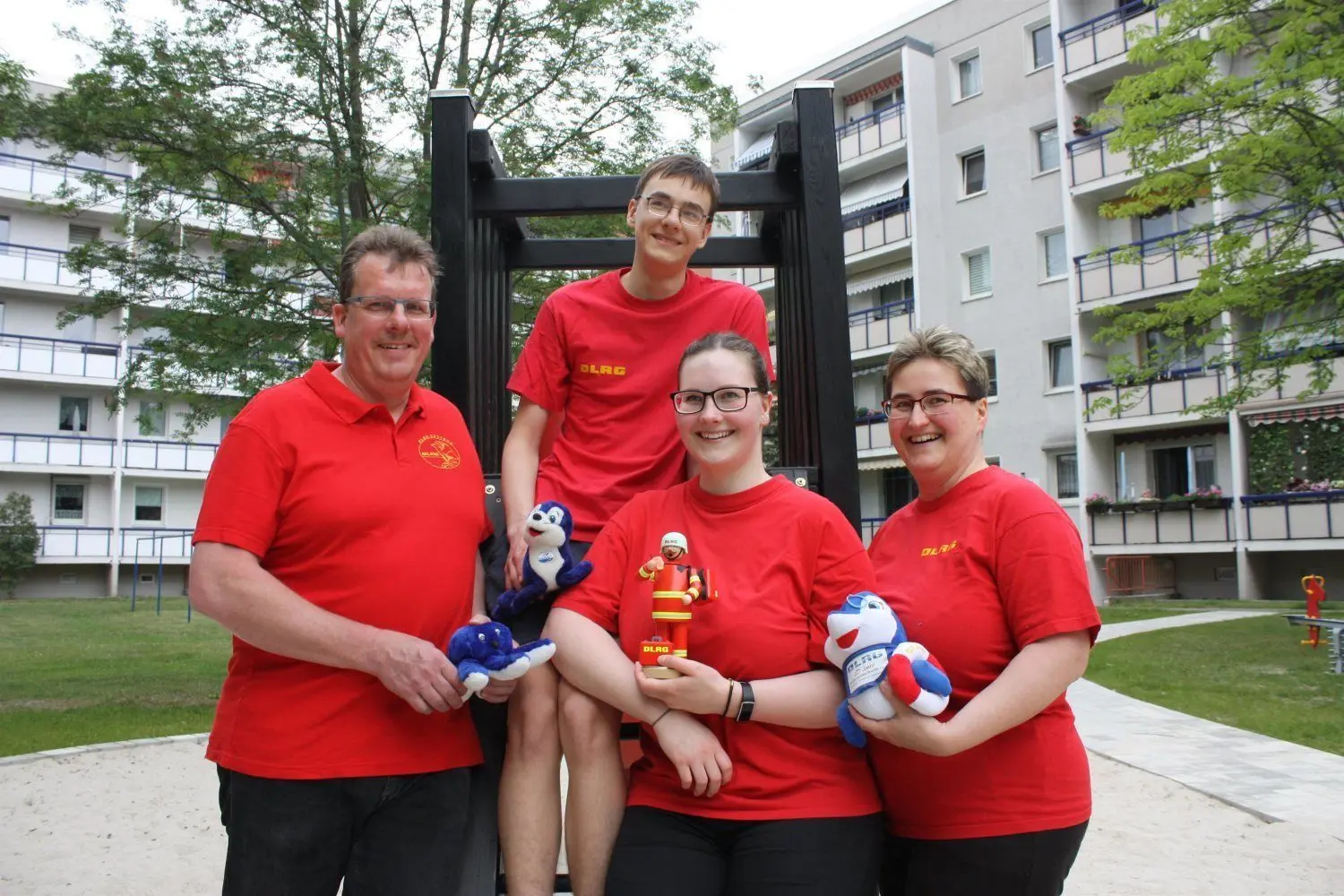 Familie Zernick vereint in den DLRG-T-Shirts im Innenhof ihres Wohnhauses in Cottbus: von links Steffen, Tom, Sarah und Ulrike Zernick.