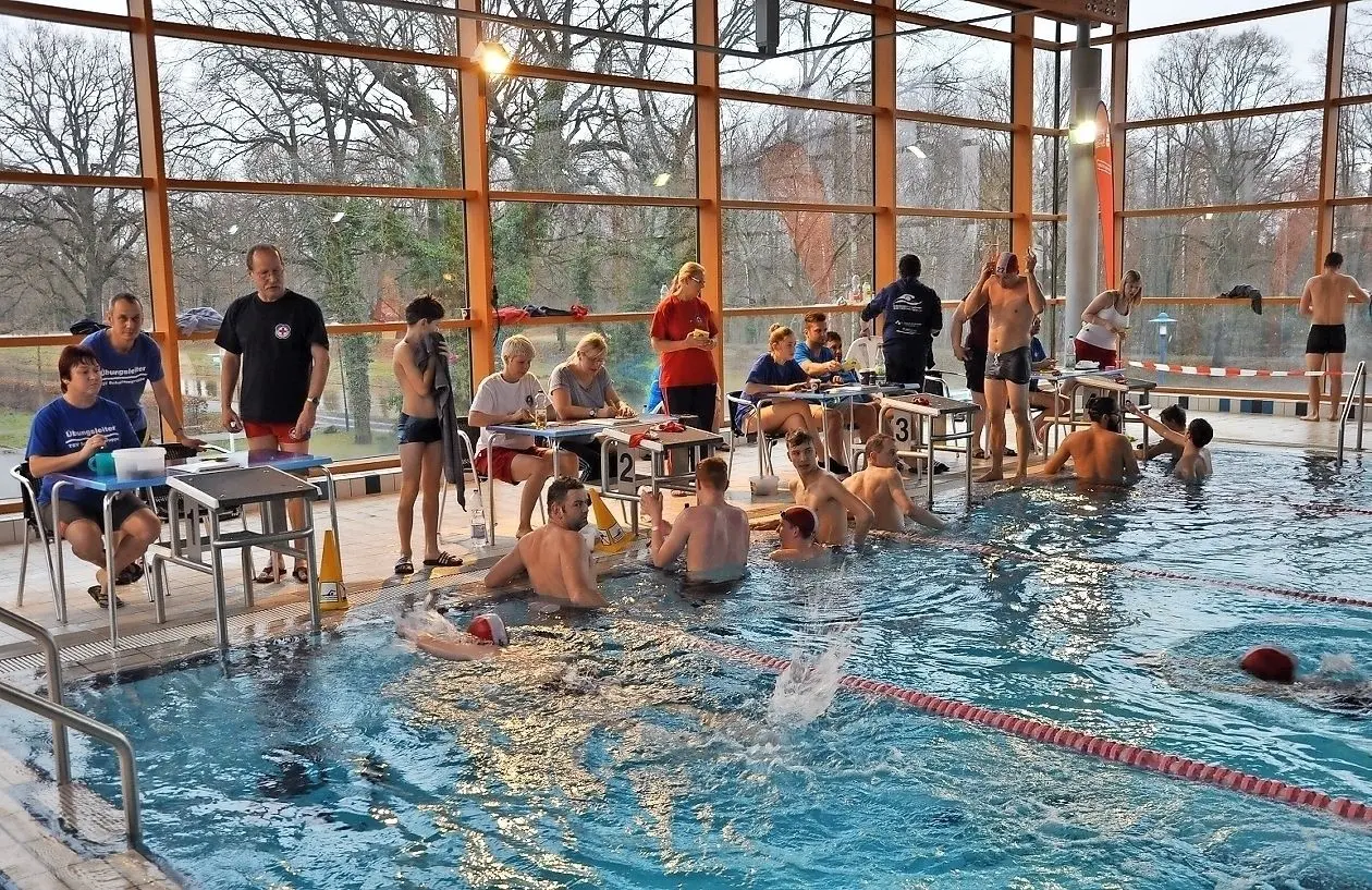 Fünf, vier, drei, zwei, eins  das 24-Stunden-Schwimmen im Wonnemar Bad Liebenwerda ist zu Ende. Bitte das Zählen einstellen. Am Ende sind 199 Starter 1702,35 Kilometer geschwommen.⇥