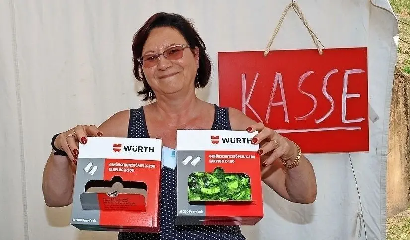 Issy Pietsch, Mitarbeiterin beim Landratsamt, unterstützt freiwillig das Spektakel im Schloss und gibt an die Besucher die Ohrenstöpsel aus. ⇥