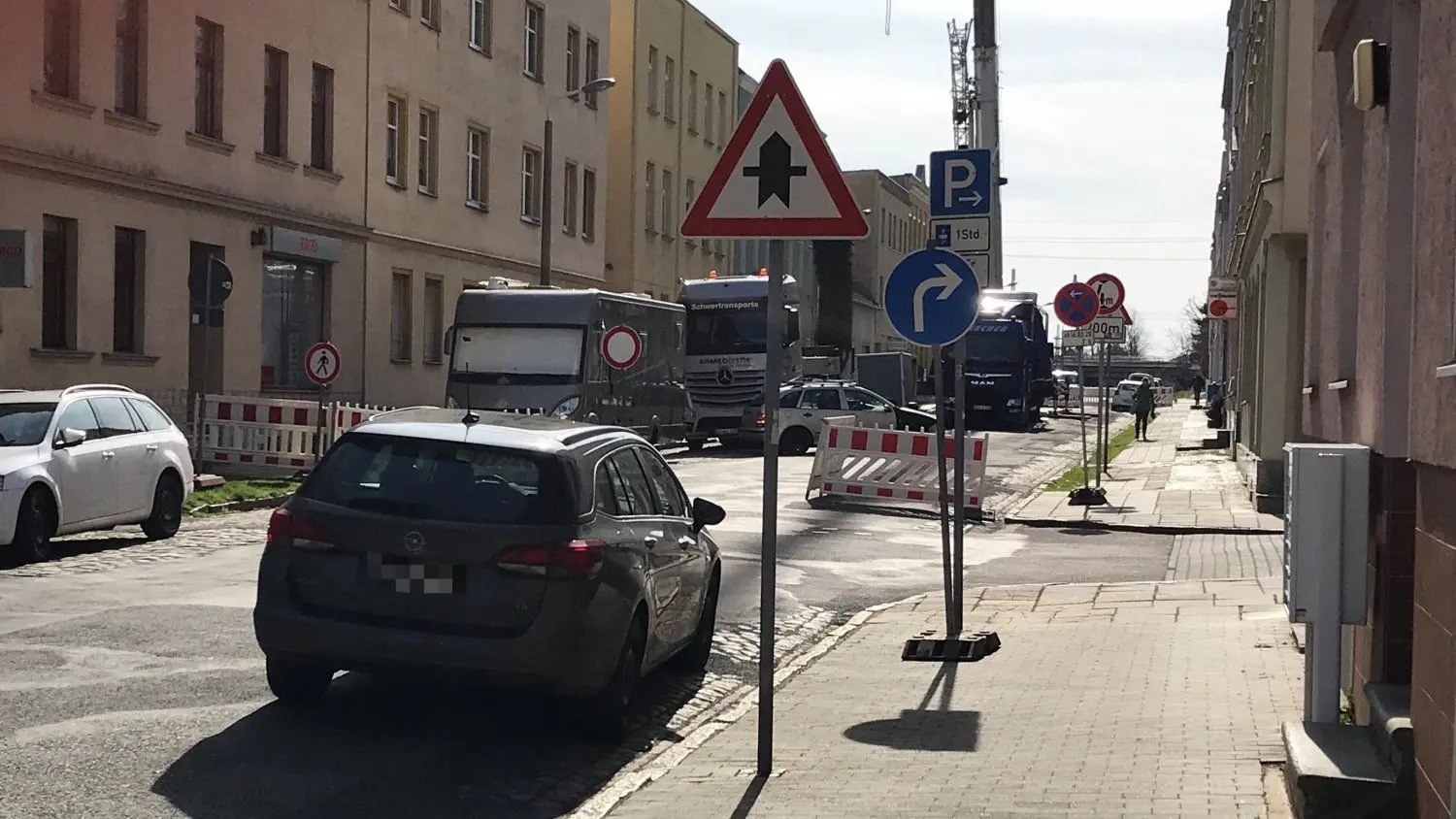 Die Sachsendorfer Straße im Cottbuser Stadtteil Ströbitz ist zwischen Ströbitzer Schulstraße und der Unterführung unter den Bahngleisen am Gelände des Bahnausbesserungswerks (DB Fahrzeuginstalthaltung GmbH, Werk C) gesperrt.