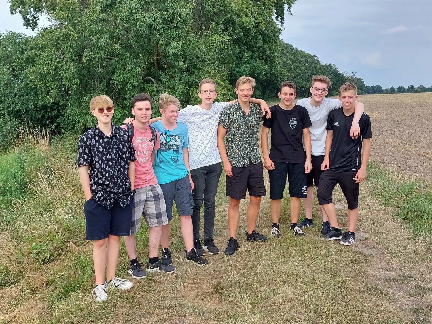 Sehen auf dieser Aufnahme nicht aus wie Musiker, sind sie aber spätestens seit ihrem Corona-Rap-Song (von links): Willi Kerstan (13) aus Pechhütte, Marvin Franke (15) aus Finsterwalde, Bryan Neumärker (16) aus Gorden, Moritz Schlenkhoff (16) aus Münchhausen, Gustav Gärtner (15) aus Finsterwalde, Adrian Miethke (17) aus Münchhausen, Tim Treppe (16) aus Finsterwalde und Max Conrad (15) aus Finsterwalde. Es fehlt: Frieda Gärtner (14) aus der Sängerstadt Finsterwalde.