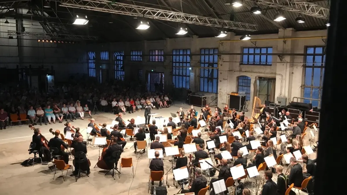 Die Neue Lausitzer Philharmonie nutzte mit den Musikschülern aus den Kreisen Bautzen und Görlitz bereits die Dannerhalle. Ihre flexible Nutzbarkeit begeistert die Theaterleute.
Das Konzert der Neune Lausitzer Philharmonie gemeinsam mit den Musikschülern aus den Kreisen Bautzen und Görlitz haben die Weißwasseraner noch gut in Erinnerung.