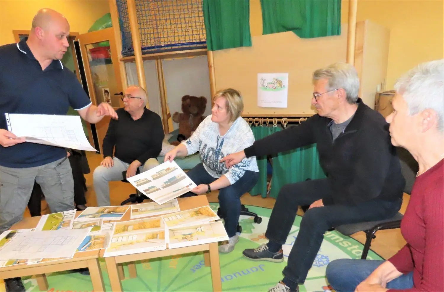 Ortsvorsteher René Nakoinz bespricht mit den Vereinen die Ideen fürs Vereinshaus in Cantdorf.