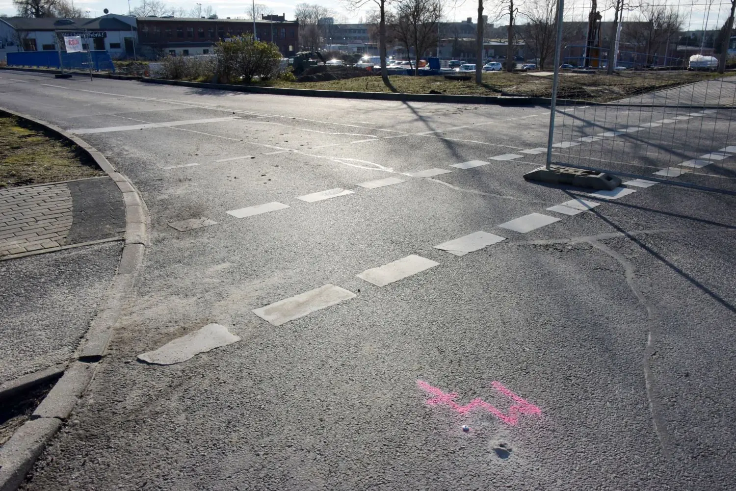 Die nächsten Bohrungen sind bereits mitten auf der Kreuzung von Stadtring und Abfahrt zur Parzellenstraße markiert.