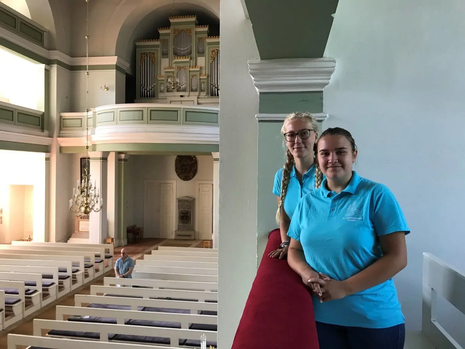 Anna-Lena Reich und Hannah Klewitz sind der Schinkelkirche in Straupitz eng verbunden. Die jungen Frauen gehören zur Jungen Gemeinde und schätzen die Verbundenheit und vielfältigen Veranstaltungen, die über diese Kontakte entstehen.