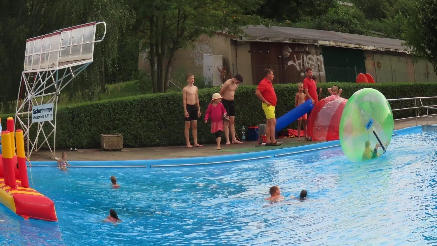 Auch Spiel und Spaß gab es zum 100. Geburtstag des Spremberger Schwimmvereins. Gefeiert wurde er im Freibad Schwarze Pumpe.