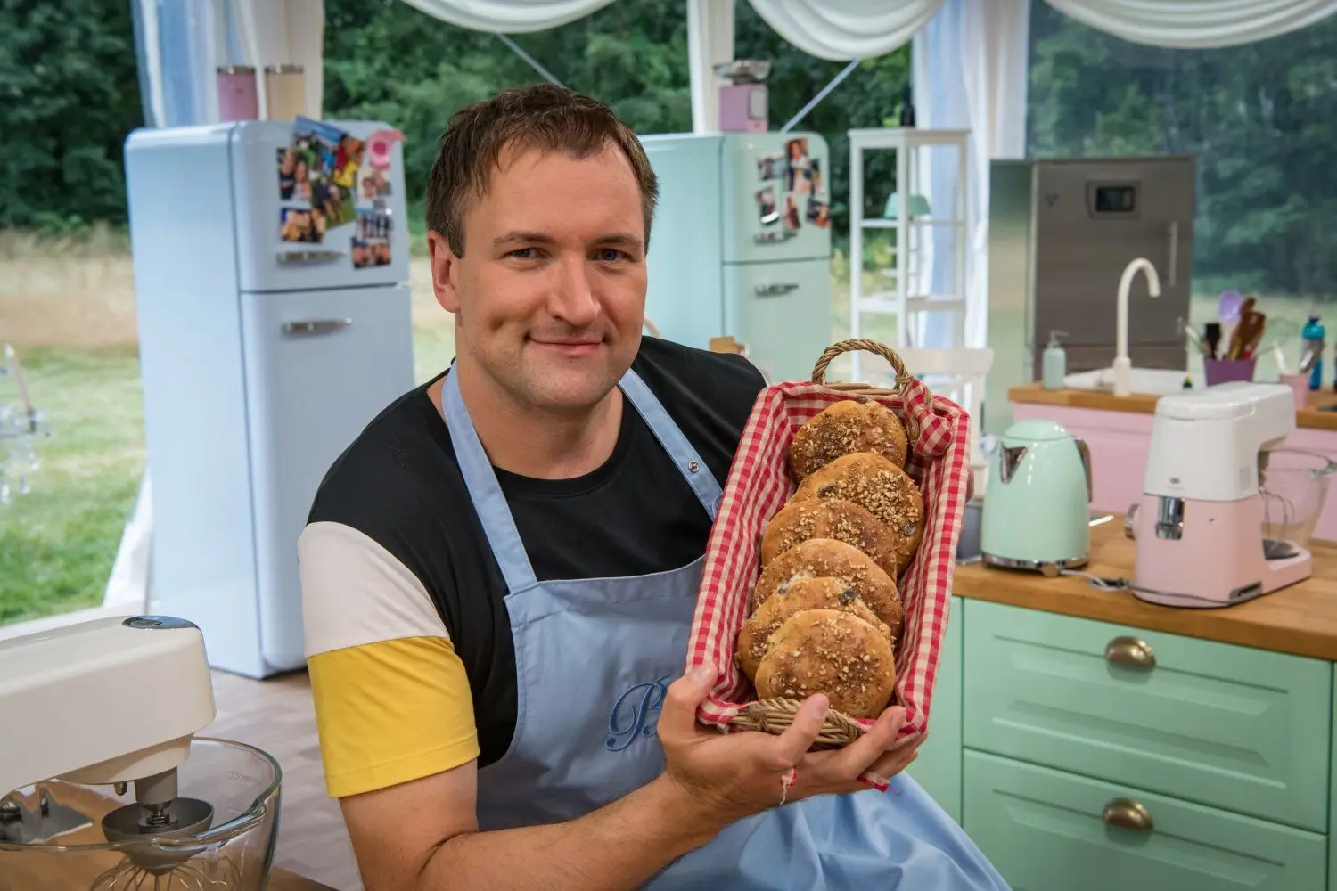 Gelungen! Die Hefeteig-Boller, gefüllt mit Heidelbeeren, kommen bei der Jury bestens an. Wie Steve auf die Boller kam? „Na zum Männertag sind wir bei uns immer mit dem Bollerwagen losgezogen."