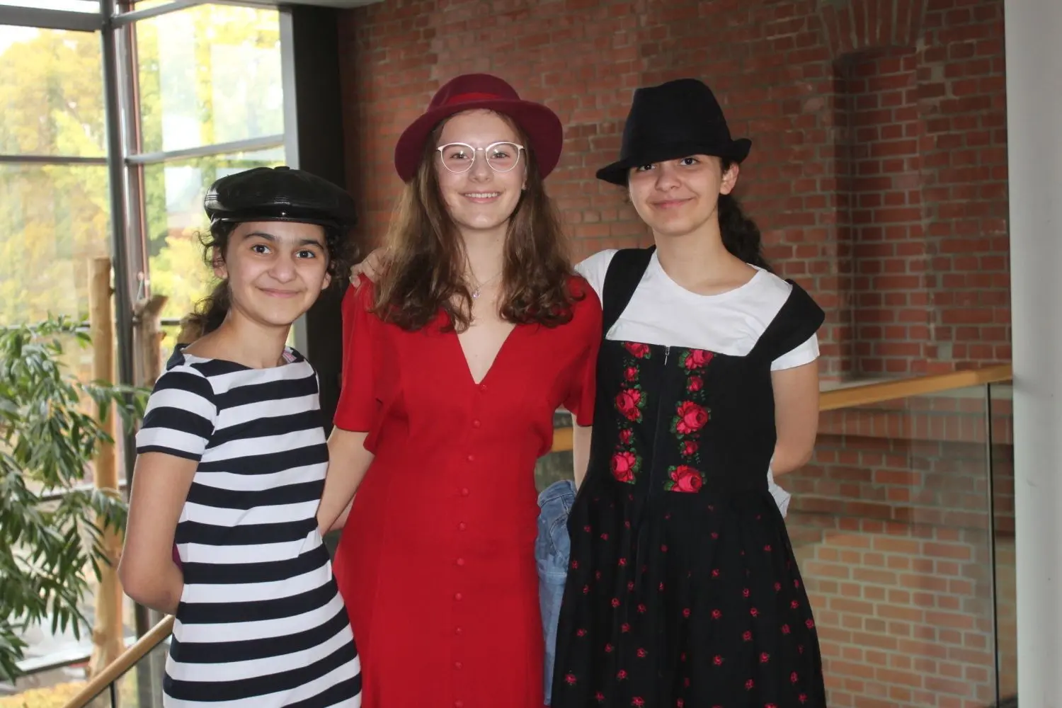 Eva, Lena und Serin (v.l.) finden es toll, bei dem Theaterprojekt mitmachen zu dürfen. Sie verkörpern im Stück den Gustav, die Mama und die Oma.