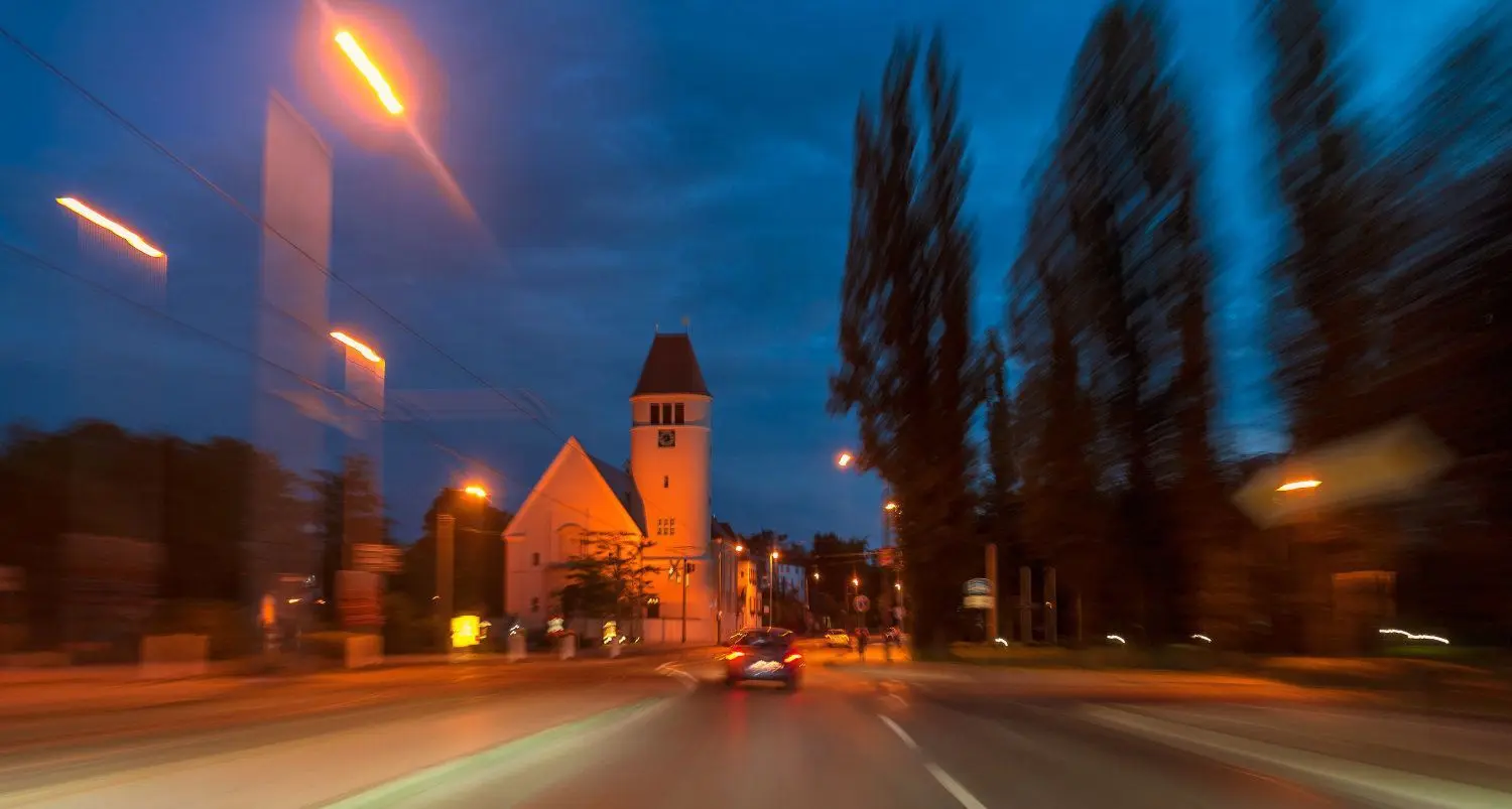 Die Polizei kontrolliert im Zuge der Streifen die nächtlichen Ausgangsbeschränkungen – aber nicht mit der Brechstange. „Wir lassen uns da auch von einem humanistischen Weltbild leiten“, sagt Ines Filohn von der Polizeidirektion Süd in Cottbus.