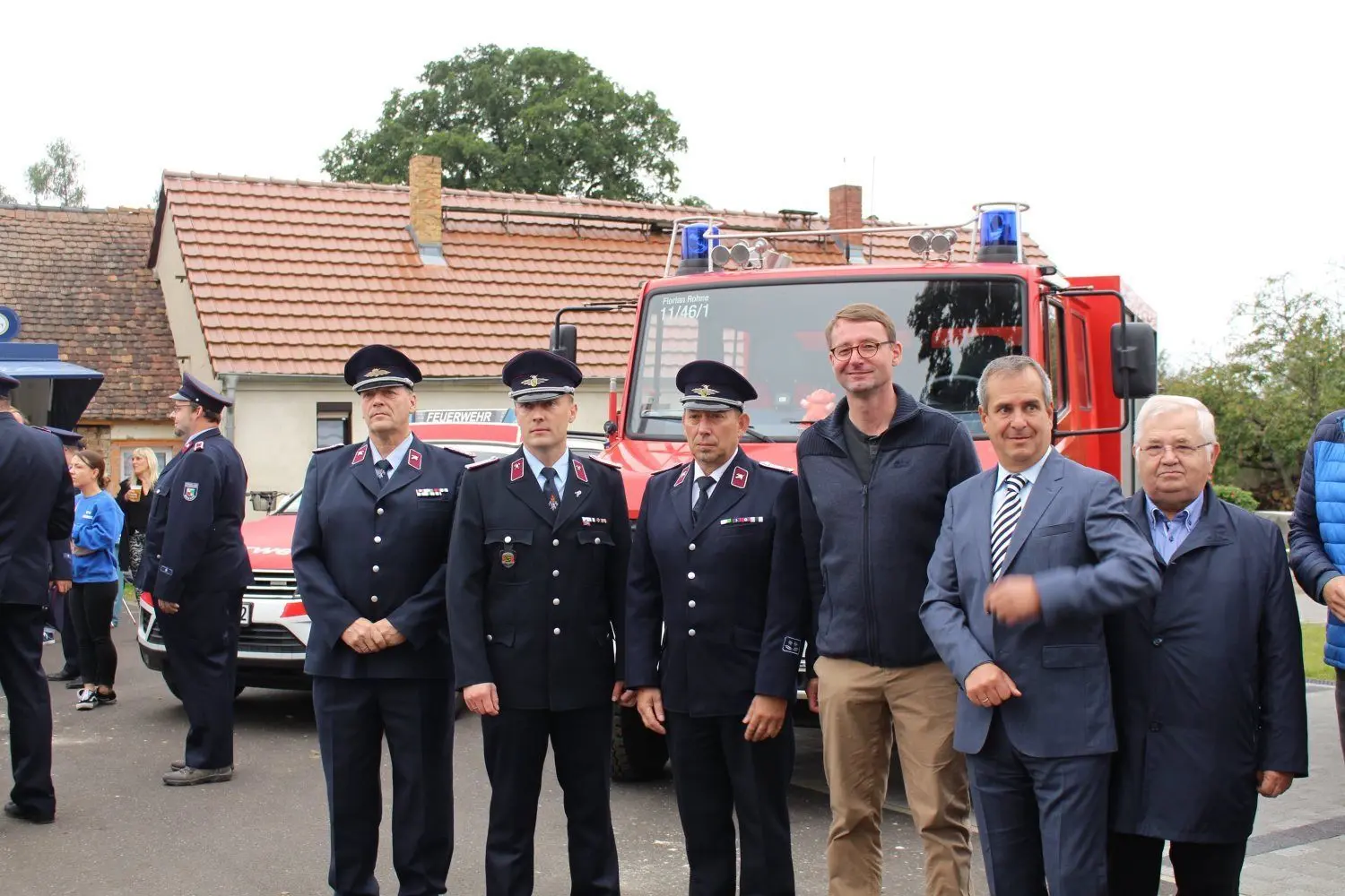 Wohin soll ich noch einmal schauen? Das fragt sich Bürgermeister Jörg Funda (2.v.r.) bei der Einweihung des Feuerwehrgerätehauses in Rohne in diesem Jahr.