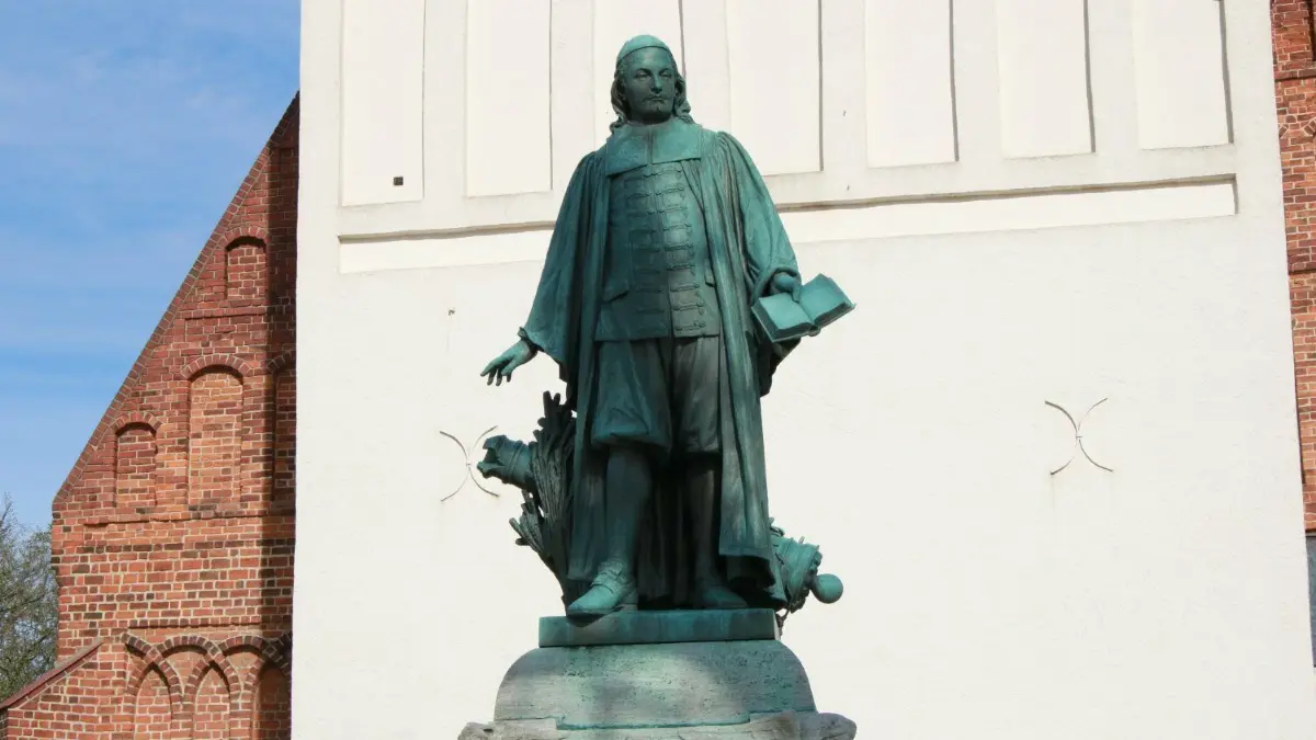 Im Jahr 2026 jährt sich der 350. Todestag des Kirchenlieder-Dichters und Pfarrers Paul Gerhardt. Das soll in Lübben gefeiert werden.
Für den Kirchenliederdichter Paul Gerhardt gibt es vor der Paul-Gerhardt-Kirche ein Denkmal.