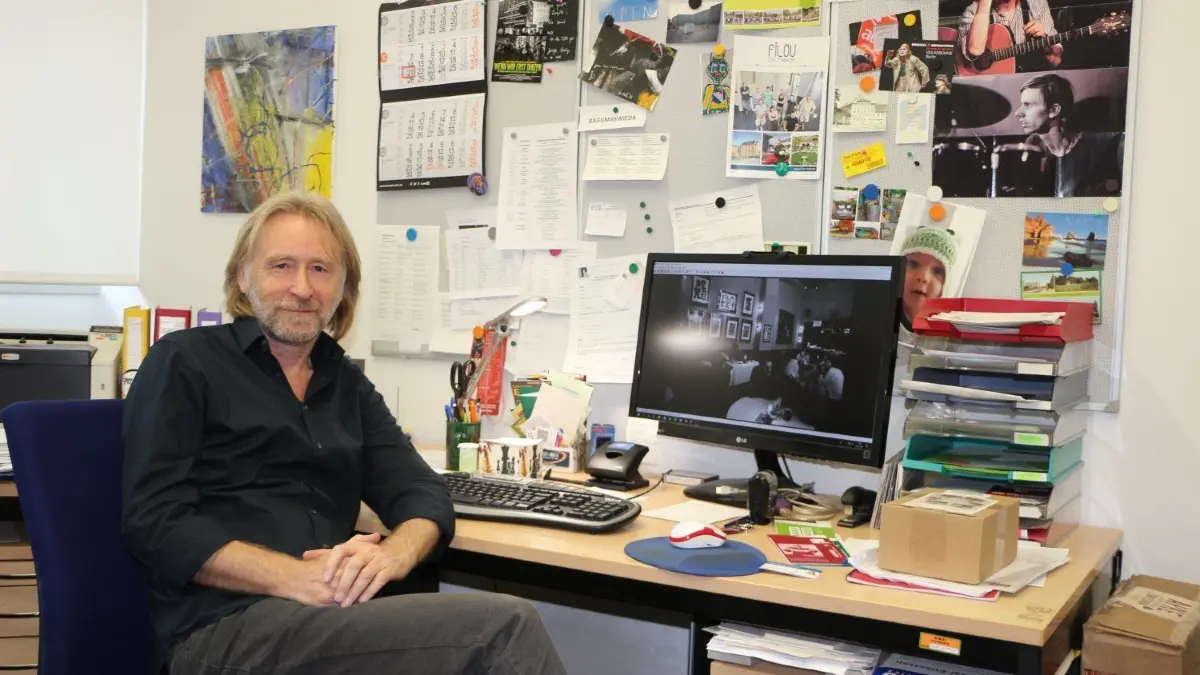 Uwe Proksch (57), Geschäftsführer vom Verein Kulturfabrik, konnte gemäß der sächsischen Regeln schon wieder loslegen.
Hält die Fäden in der Hand: Uwe Proksch (57), Geschäftsführer vom Verein Kulturfabrik, am Schreibtisch in seinem Büro.