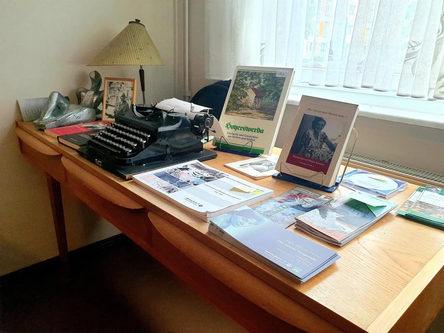 Viele Jahre lang hat der Kunstverein Hoyerswerda eine Brigitte-Reimann-Begegnungsstätte in einem Wohnhaus im Wohnkomplex I unterhalten. Was wird nach dem Aus des Vereins nun mit diesem Erbe?