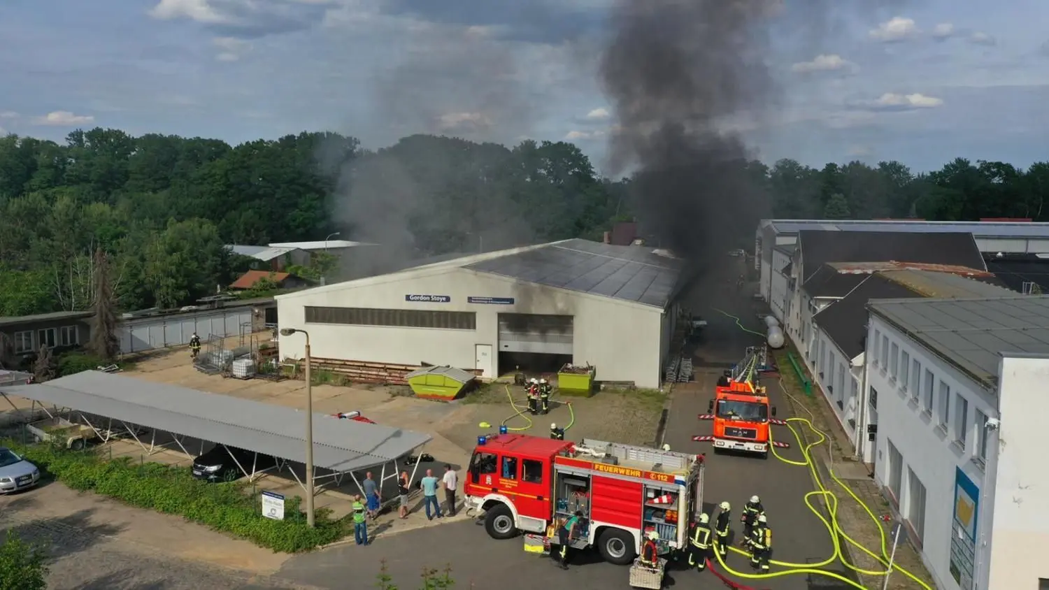 Aus der Halle steigt dichter Rauch auf.