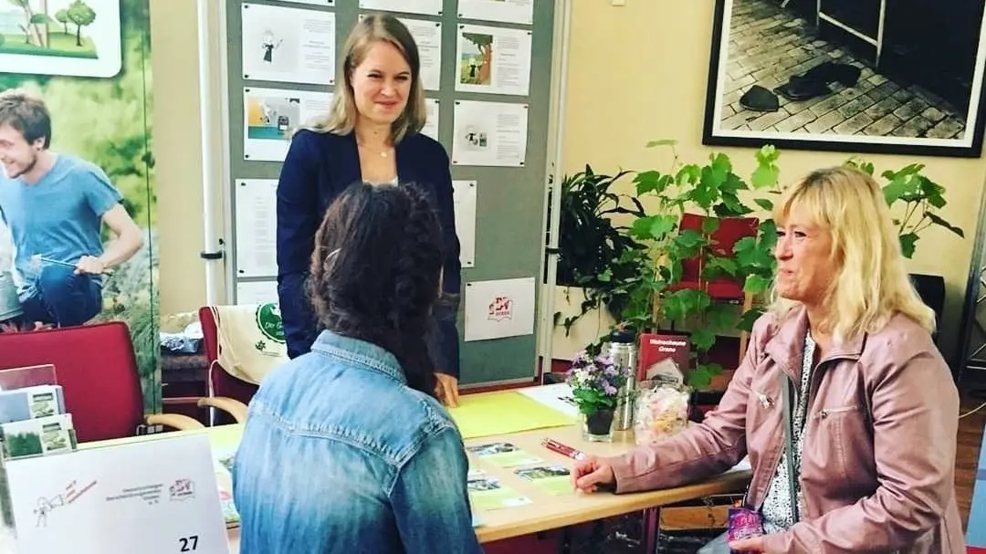 Ausbildungsberaterin Luise Hellwig (h.) vom Projekt „Mut zur Ausbildung“ bei einem Beratungsgespräch auf einer Ausbildungs- und Studienbörse in der Alten Färberei in Guben