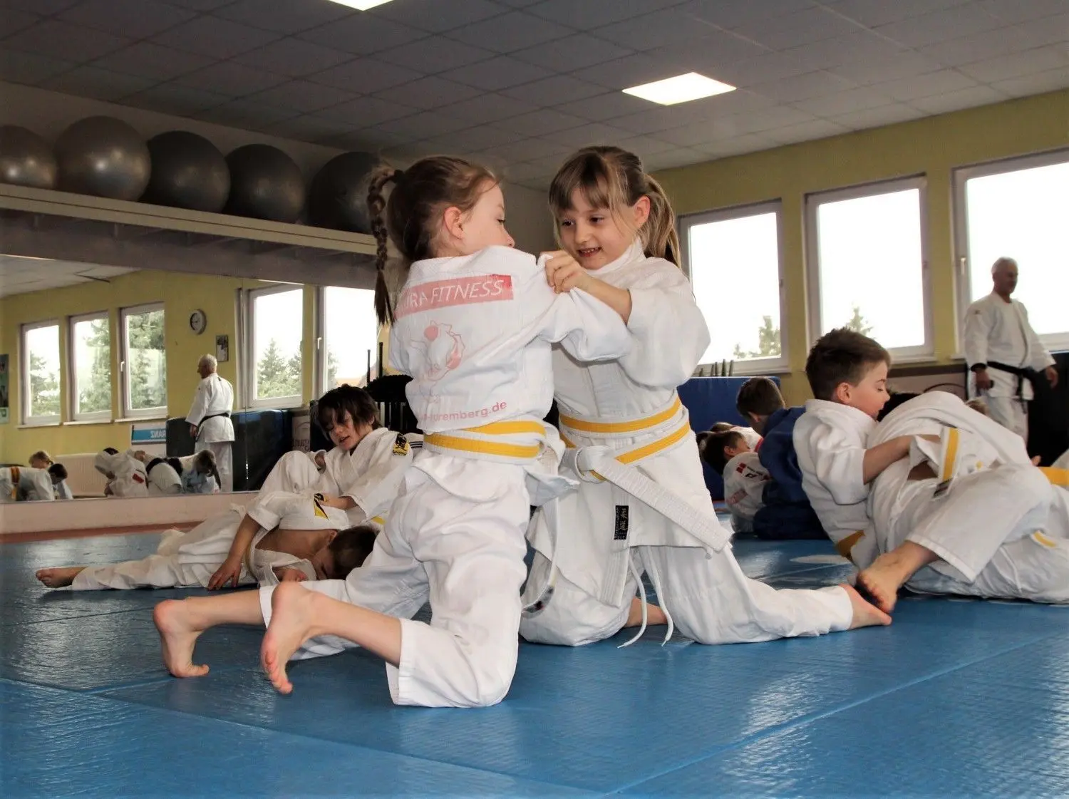 Frieda (r.) und Lilly trainieren noch einmal eifrig vorm Kirchblüten-Cup am 7. März in Spremberg-Haidemühl.