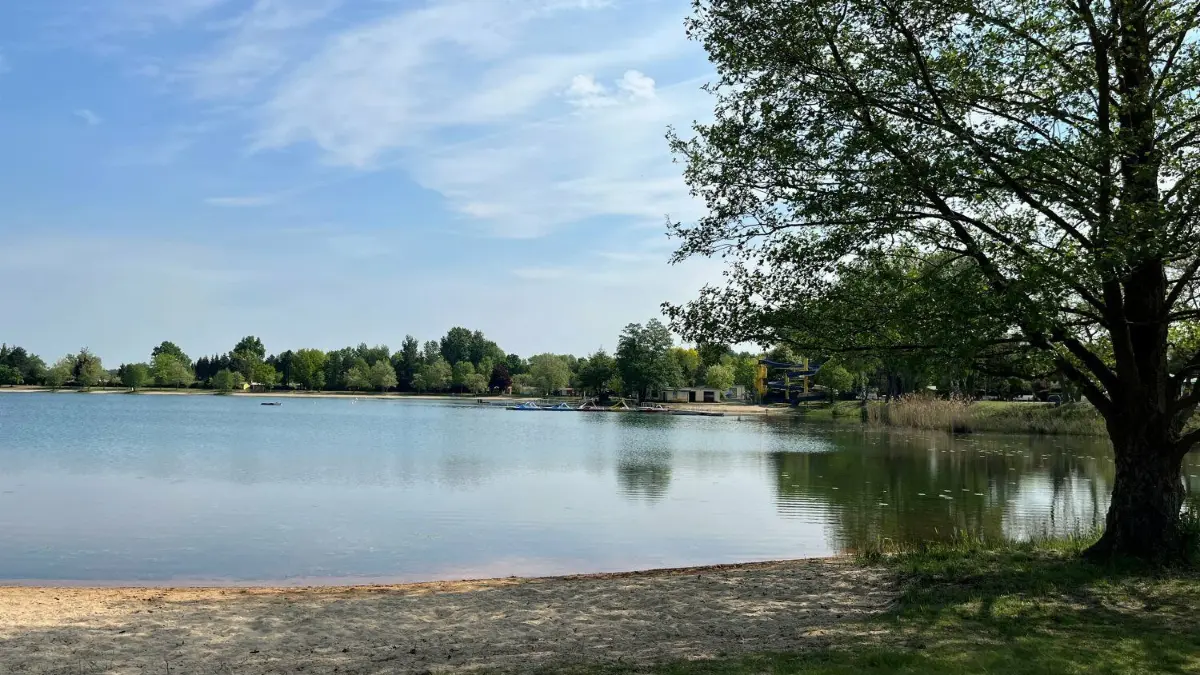 Der Falkenberger Kiebitzsee soll in der ersten Auflage des neuen Wettbewerbs die Kreativität vor allem der jungen Menschen in der Stadt inspirieren. Termine für Präsentation, Preisvergabe und -verleihung stehen zwar aktuell noch nicht fest, ins Wasser fallen sollen sie aber in keinem Fall.
Ein anonymer Hinweis wirft dem Kiebitz vor, dass Abwasser falsch entsorgt würde. Ist an den Vorwürfen etwas dran?