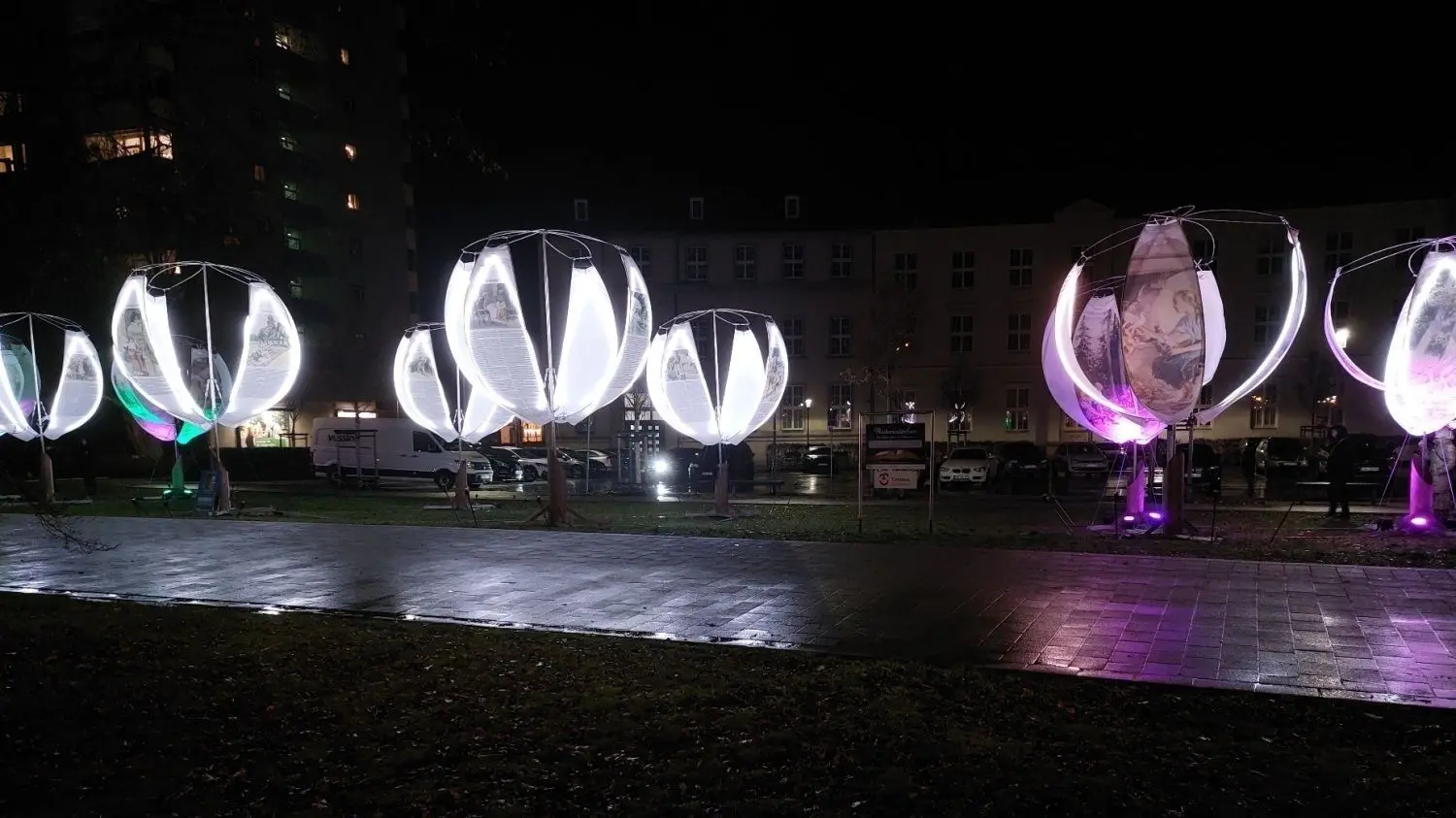 Die aktuelle Lichtinstallation am Cottbuser Postplatz.