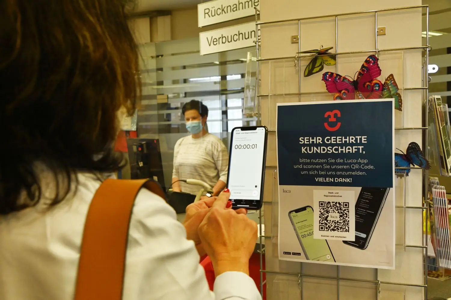 Auch die Nutzer der Stadt- und Regionalbibliothek in Cottbus können sich mithilfe der Luca-App einchecken. Allerdings wird findet eine Kontaktnachverfolgung darüber nicht statt. Auch wegen Sicherheitslücken gerät die App in die Kritik.