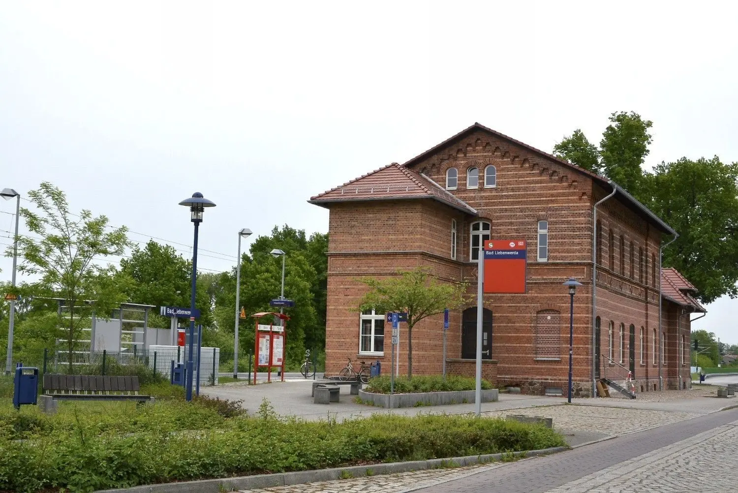 Nach der Sanierung der Außenhülle ist der Bahnhof Bad Liebenwerda, am Rand des Kurparks gelegen, äußerlich wieder ein Schmuckstück.