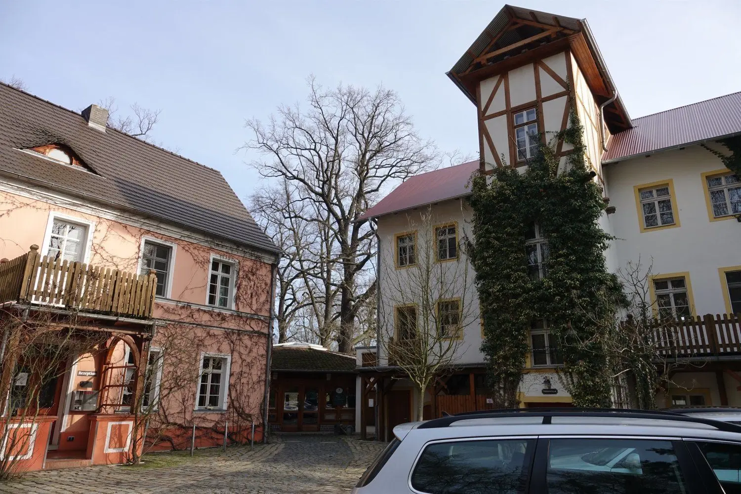 Nur wer ganz genau hinschaut, sieht die Spuren des Brandes am Turmvillagebäude. Der Turm hat ein Sicherheitsdach erhalten. Der Innenbereich des Hotels soll ab diesem Jahr saniert werden.