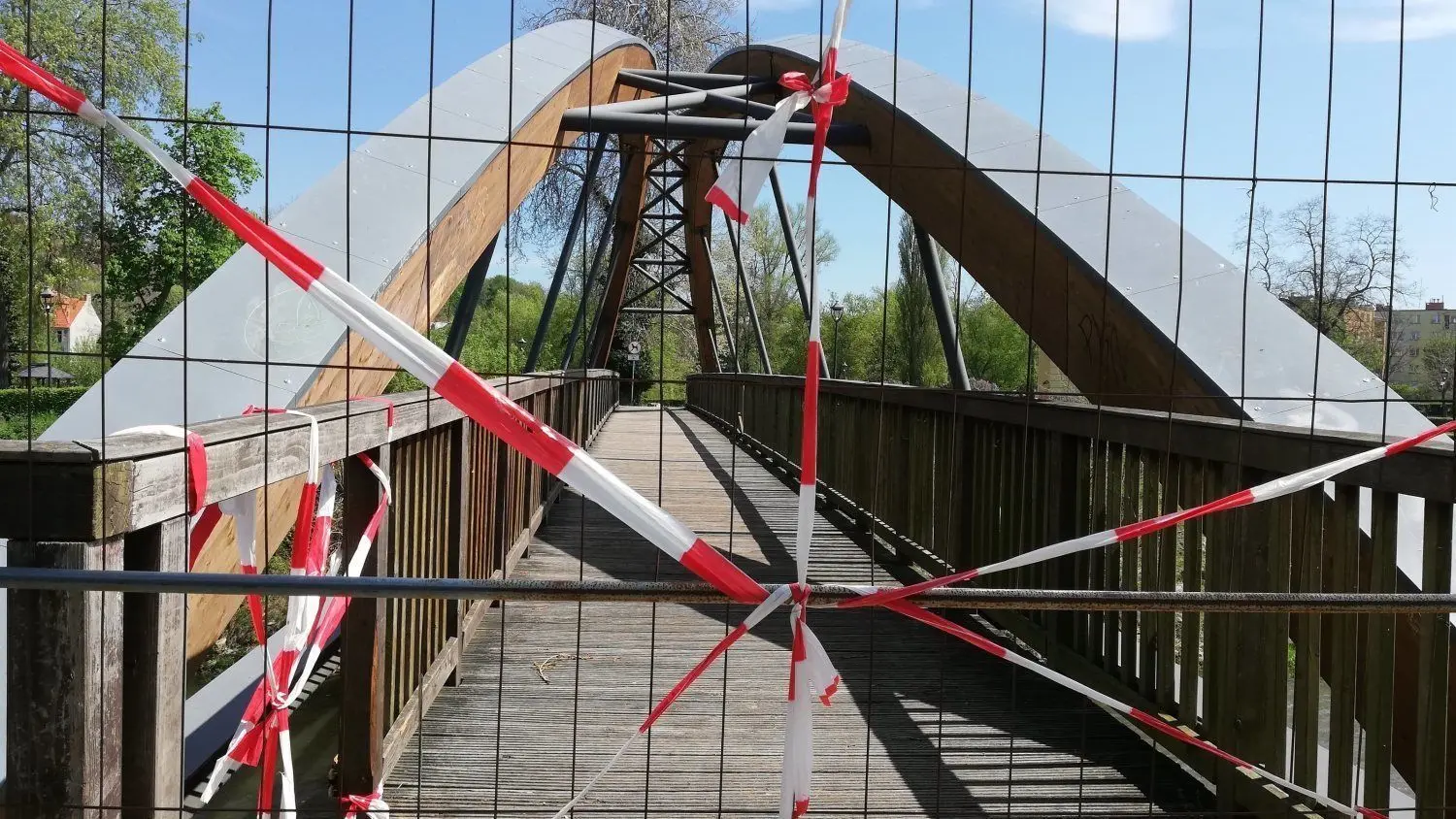Die Fußgänger- und  Radfahrerbrücke über die Neiße ist gesperrt. Das hat nicht mit den  Corona-Beschränkungen im kleinen Grenzverkehr zu tun, sondern mit einer Beschädigung. Ein Autofahrer hat die Brücke gerammt.