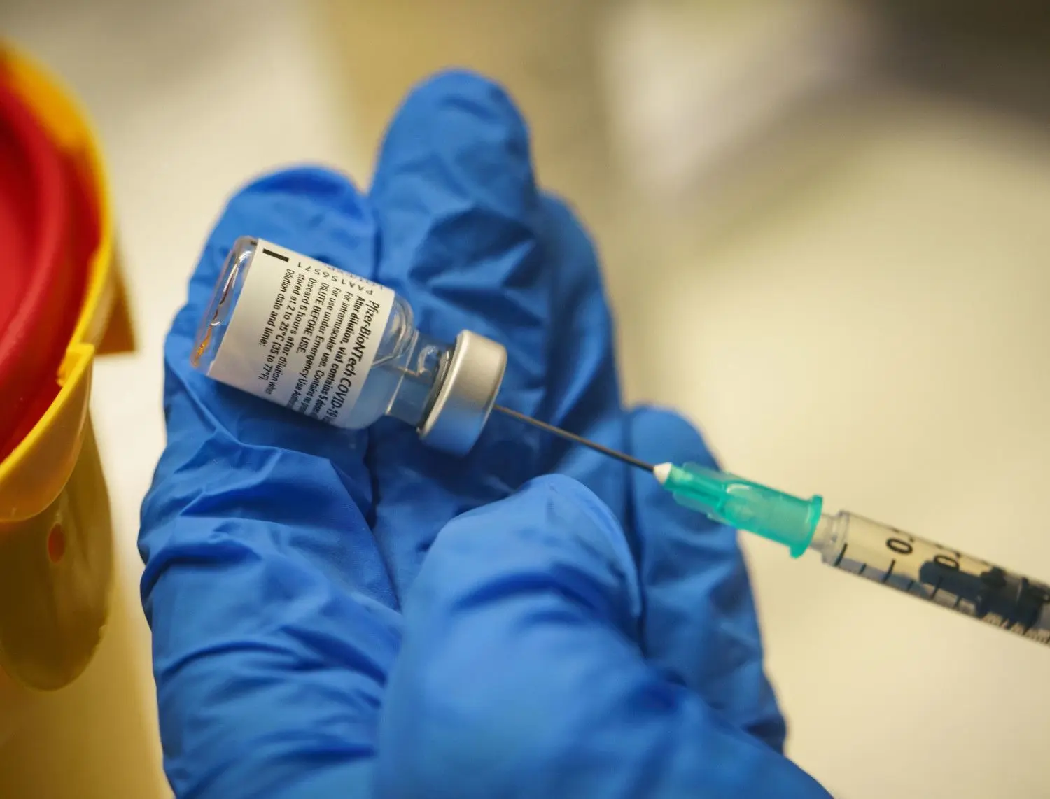 Vielleicht kann bald ein Arzt in Weißwasser den Impfstoff von Biontech/Pfizer oder einen anderen für eine Impfung vorbereiten.